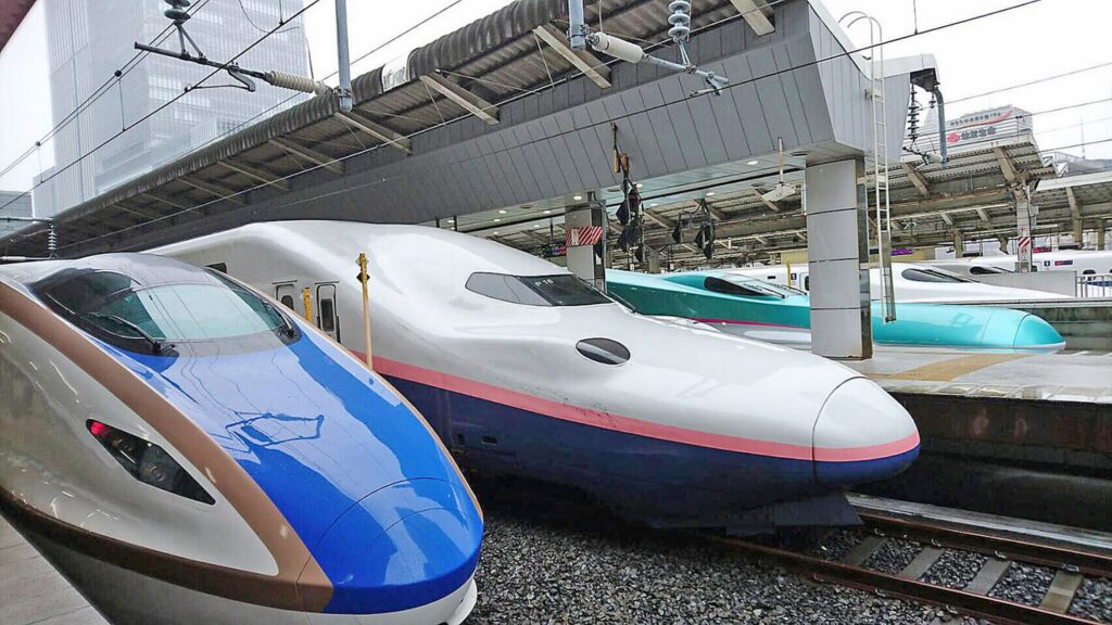 【えきねっと 発券後 変更】駅のホームに並ぶ青い新幹線や緑の新幹線