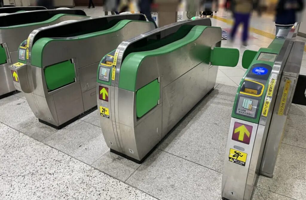 【えきねっと 発券後 変更】開いているゲートがある駅の緑色の自動改札機
