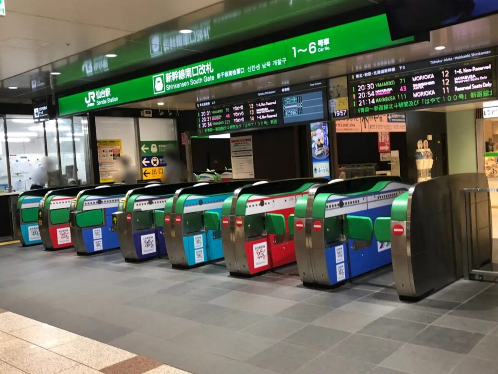 【えきねっと 発券後 変更】JR仙台駅新幹線南口改札 自動改札機が並び新幹線の時刻や行き先を示す電光掲示板がある