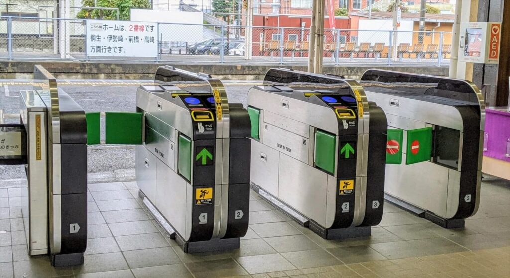 【えきねっと 発券後 変更】日本の駅構内に並ぶ三台の自動改札機二台は緑の矢印で入場可能右端一台は赤い禁止マークで通行不可