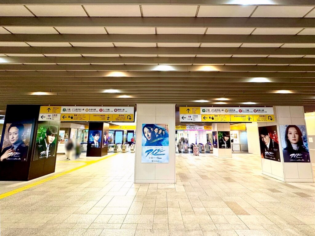 【アイシー ロケ地】映画アイシーのポスターが多数貼られた地下鉄駅の通路