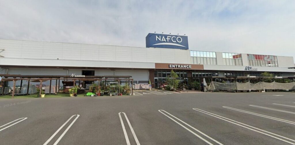 【アイシー ロケ地】NAFCOの看板があるホームセンターと駐車場