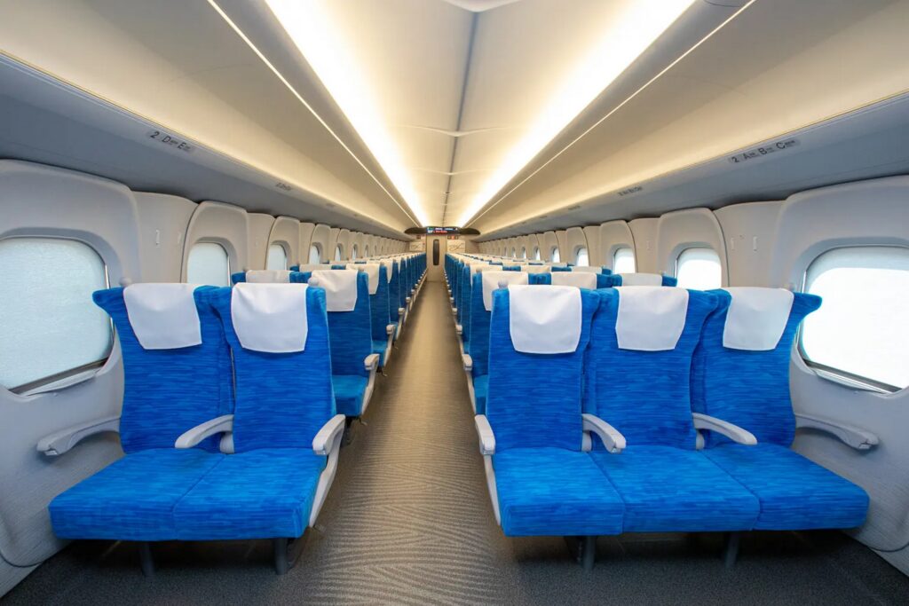 【富士山新幹線】新幹線車内誰もいない青い座席が並ぶ通路