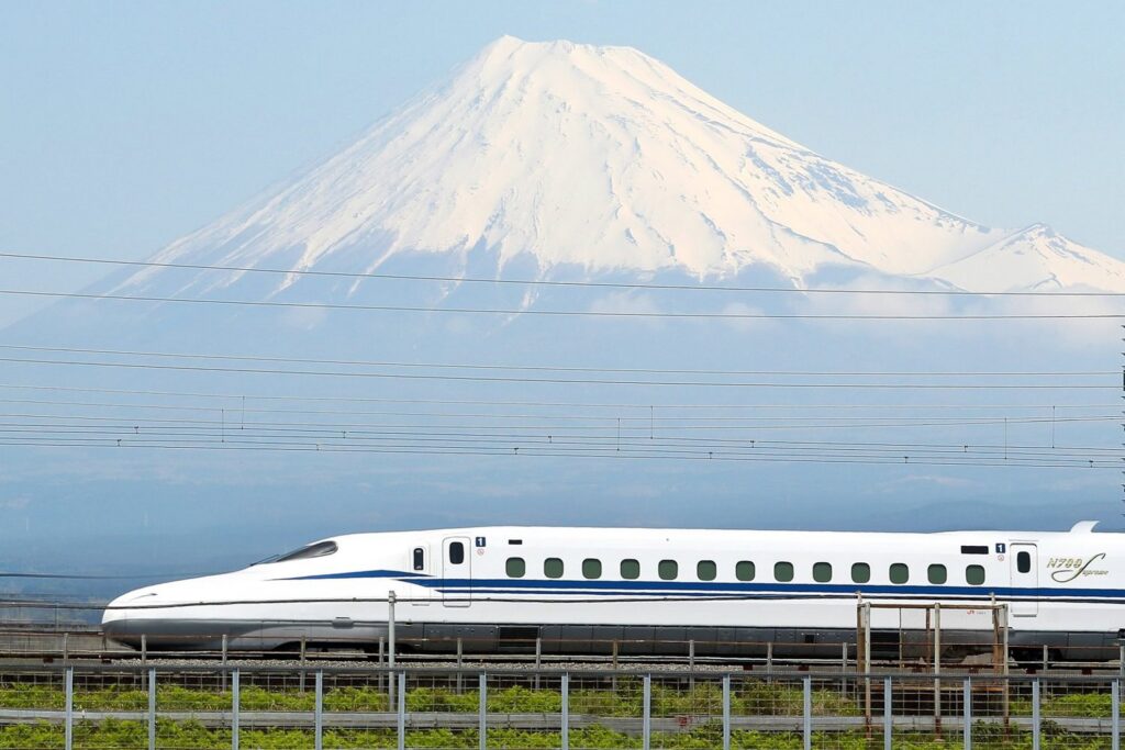 【富士山新幹線】雪化粧の富士山を背景に白い新幹線が走る