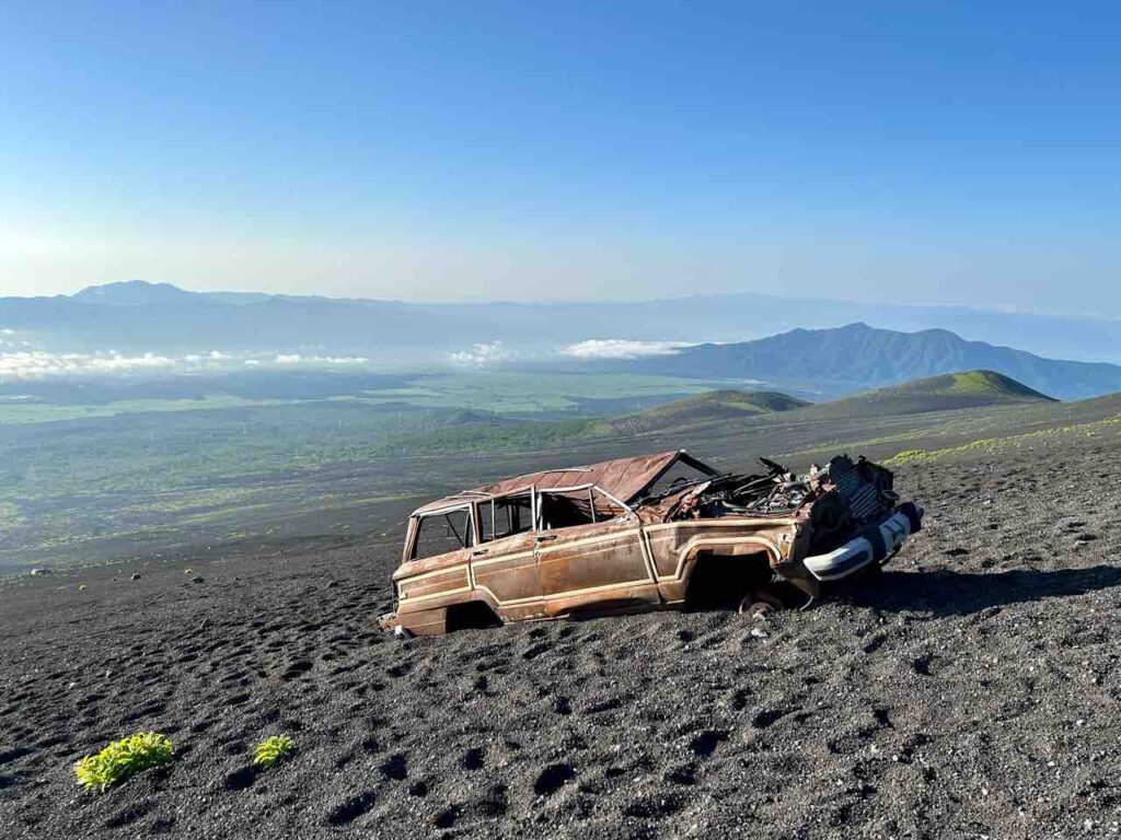 【富士山 ワゴニア 撤去】富士山の火山灰の斜面に放置され大破した錆びたワゴニア