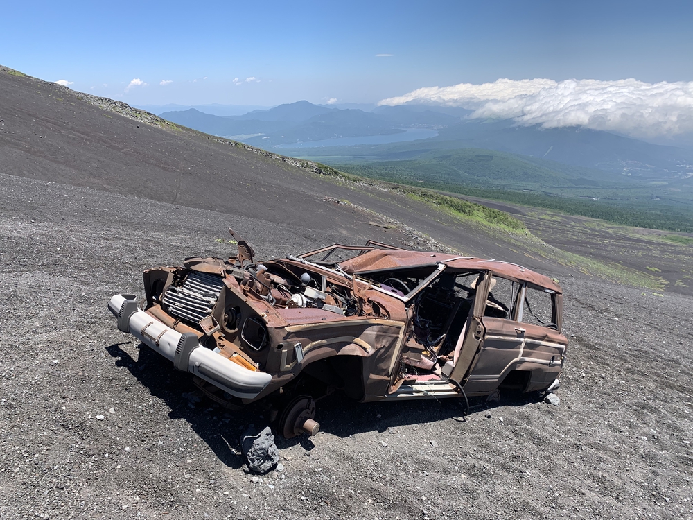 【富士山 ワゴニア 撤去】富士山の黒い土の斜面に放置された大破し錆びついたワゴニア