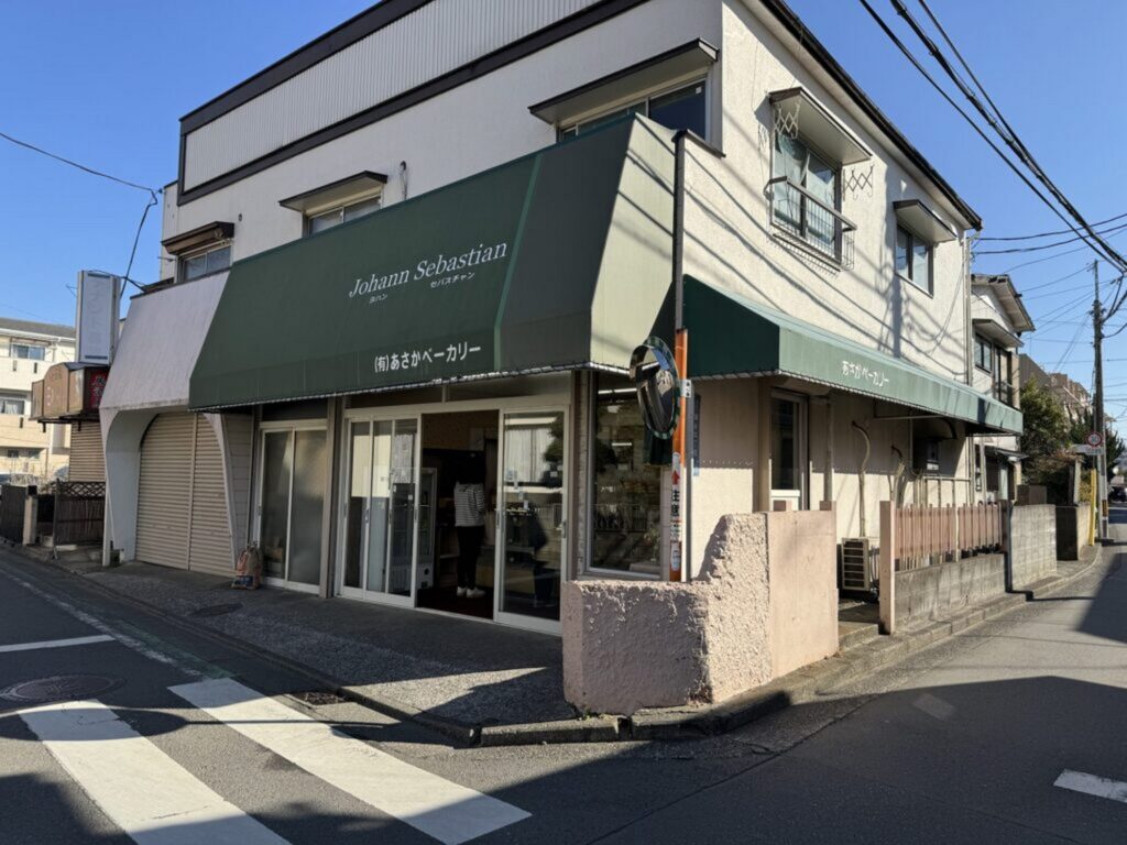 【春になったらロケ地】交差点の角に立つあさかベーカリーという名の白いパン屋