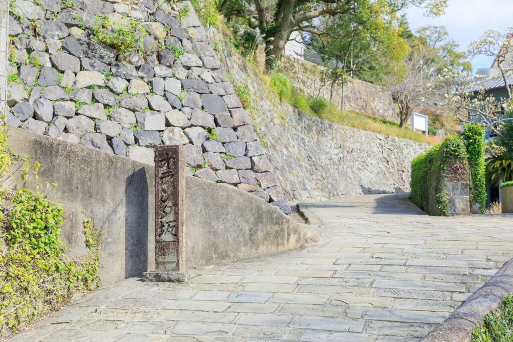 【日本三大がっかり名所】オランダ坂と書かれた石碑と石垣に囲まれた石畳の道