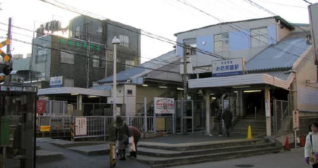 【けものになれない私たちロケ地】京成お花茶屋駅の古い駅舎と改札口