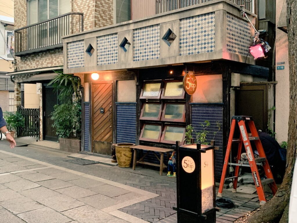 【けものになれない私たちロケ地】青いタイルと木の扉が特徴的な居酒屋5tapの外観