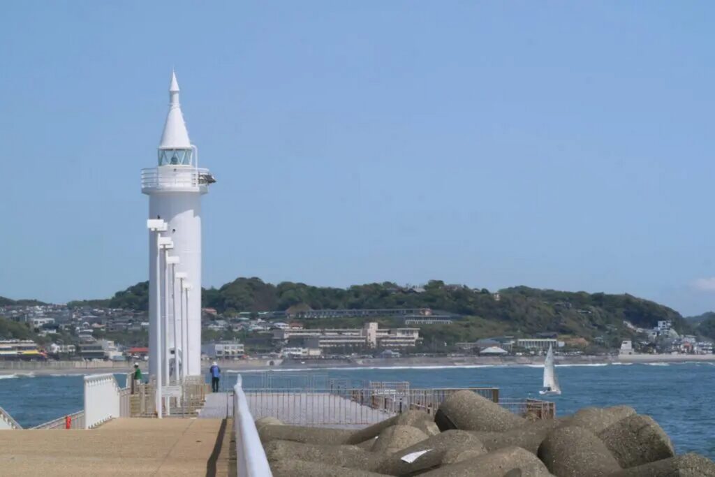 【真夏のシンデレラロケ地】白い灯台と海岸、青い空と海