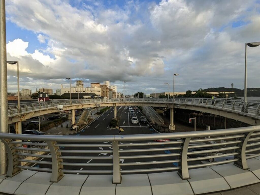 【真夏のシンデレラロケ地】歩道橋から見た道路と建物