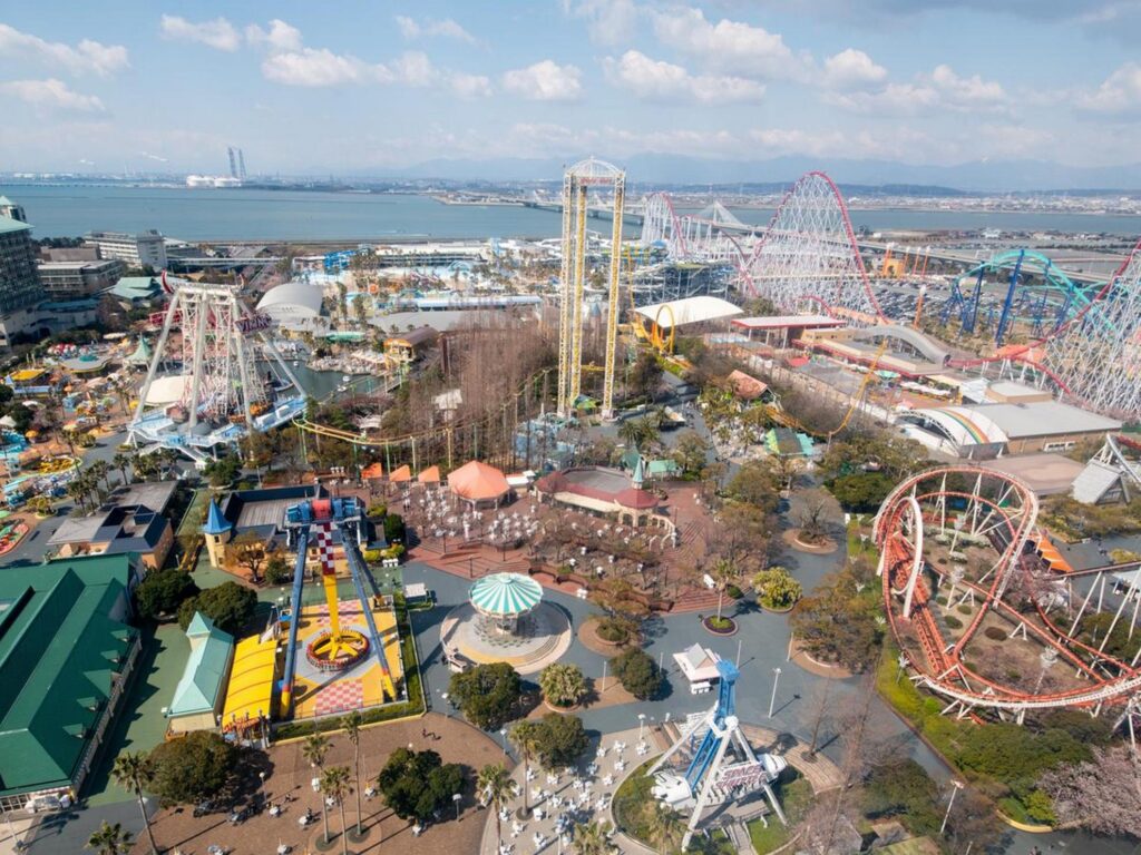 【ナガシマスパーランド混雑予想】青空が広がるナガシマスパーランドの全体風景 様々なジェットコースターやアトラクションが設置されている