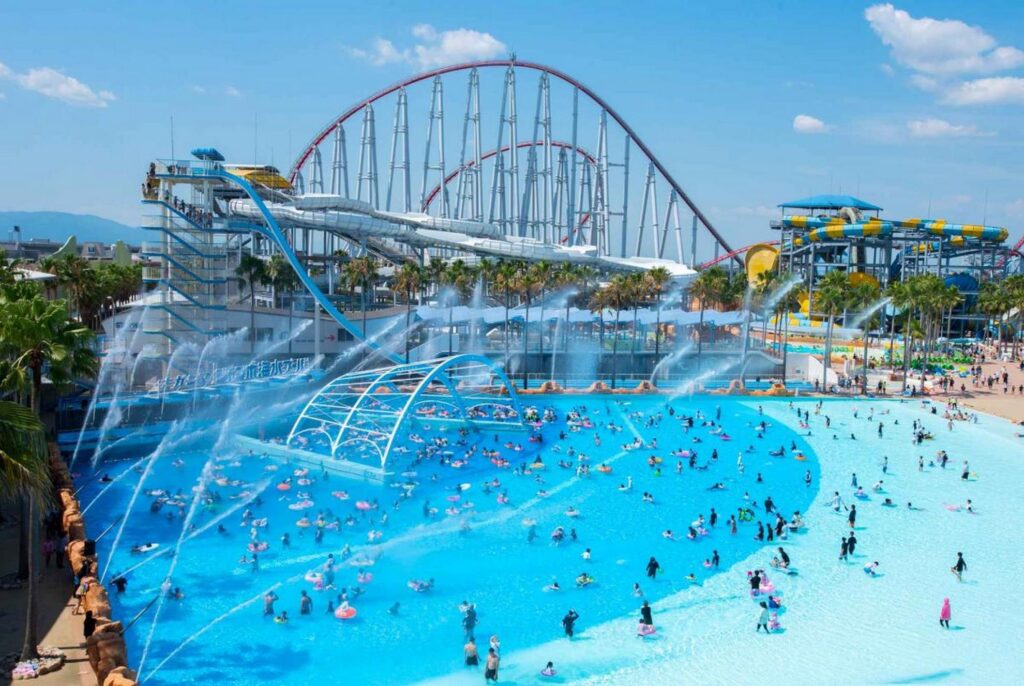 【ナガシマスパーランド混雑予想】夏のジャンボ海水プールで大勢の人が遊び背景にジェットコースターが見える風景