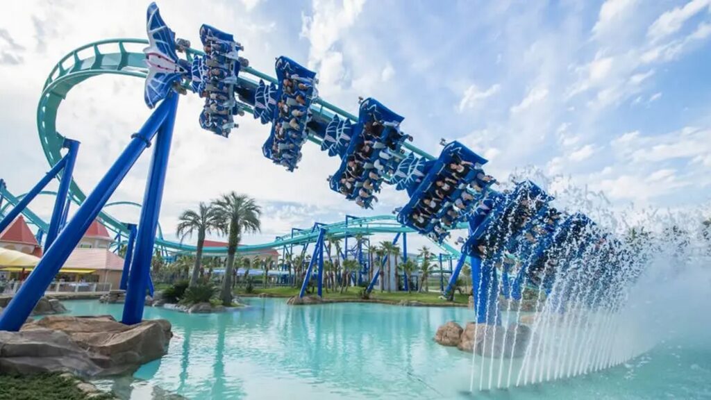 【ナガシマスパーランド混雑予想】青いフライングコースターが水しぶきを上げながら水の上を走る様子