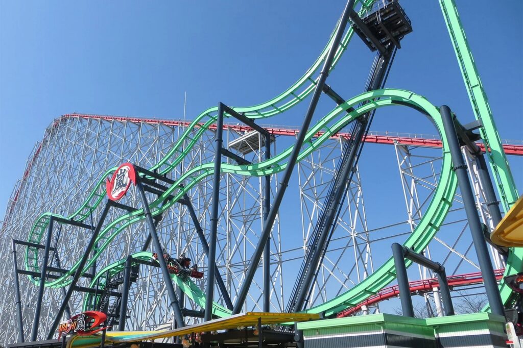 【ナガシマスパーランド混雑予想】青空の下で走る緑のジェットコースター嵐と奥に見えるスチールドラゴン2000