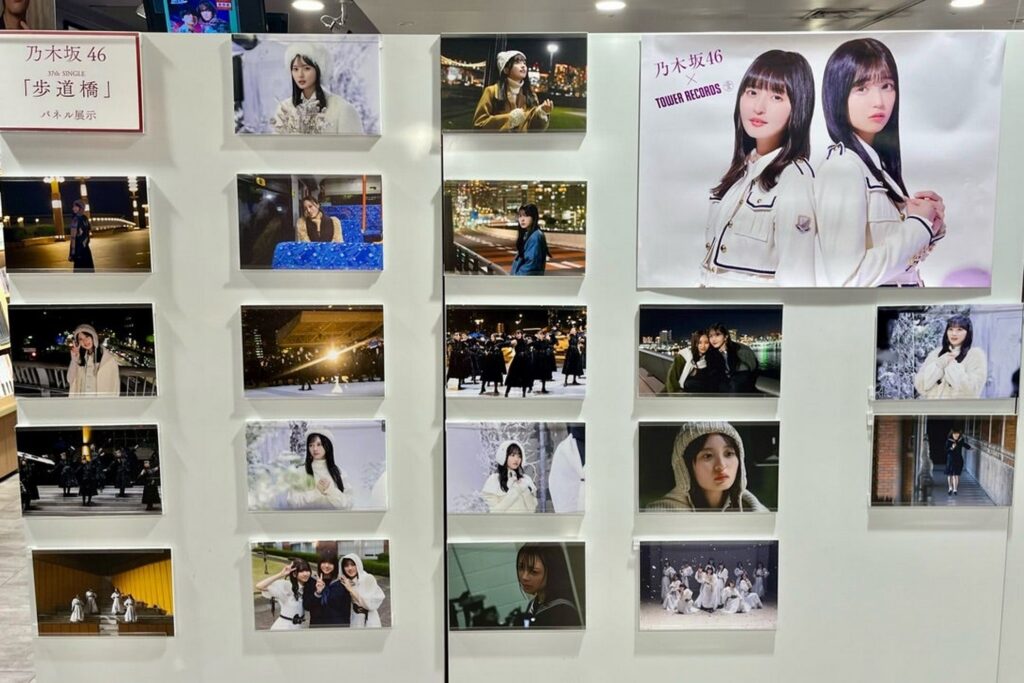 【歩道橋 ロケ地】乃木坂46のシングル歩道橋のパネル展示メンバーのソロや集合写真夜景の中の歩道橋での撮影シーンが多数飾られている