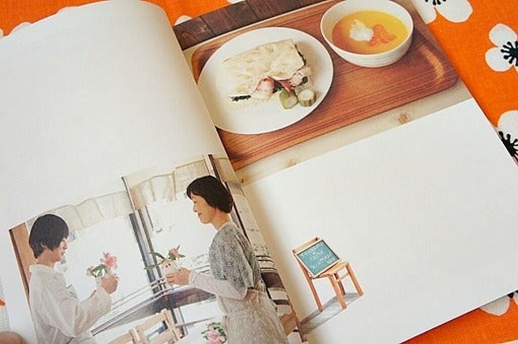 【パンとスープとネコ日和ロケ地】料理写真と人物のイラストが載っている雑誌のページ