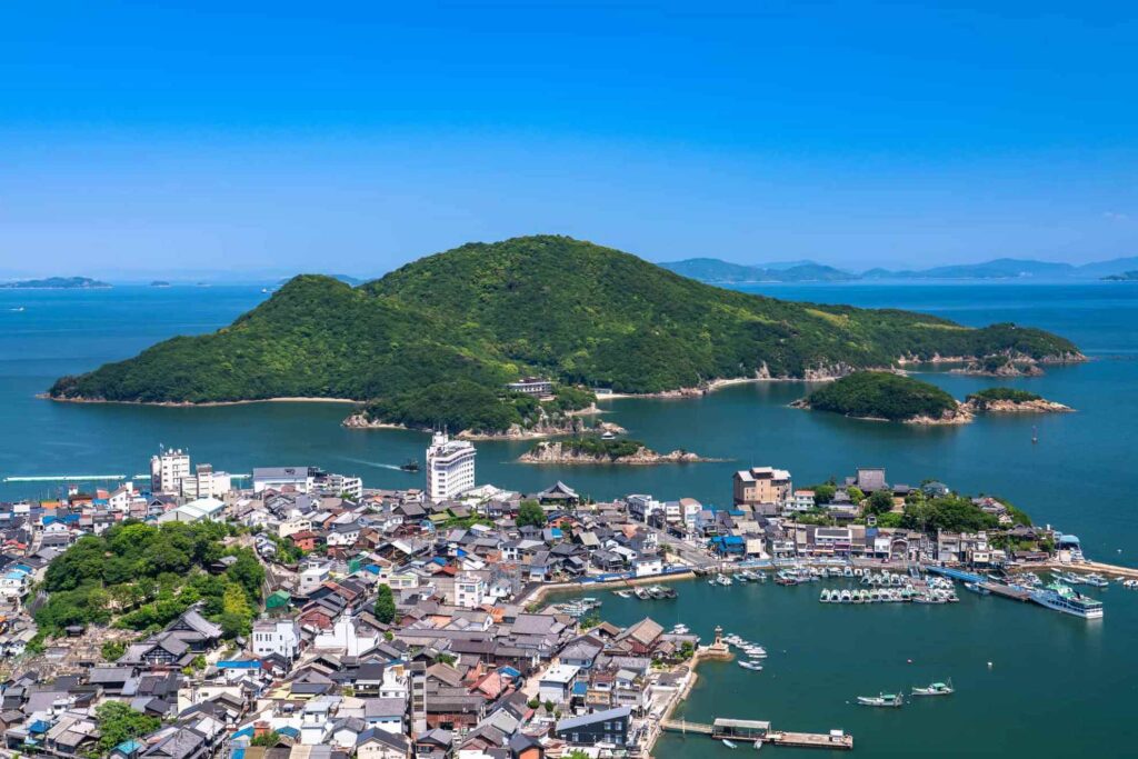 【鞆の浦がっかり】鞆の浦の港町とたくさんの島々が浮かぶ青い海の広がる景色