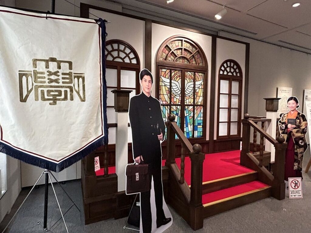 【虎に翼新潟ロケ地】ドラマ虎に翼のロケ地となった新潟県の旧新潟高等裁判所を再現した展示。学生服を着た段ボールの人形と、裁判所の窓や階段、旗などが写っている