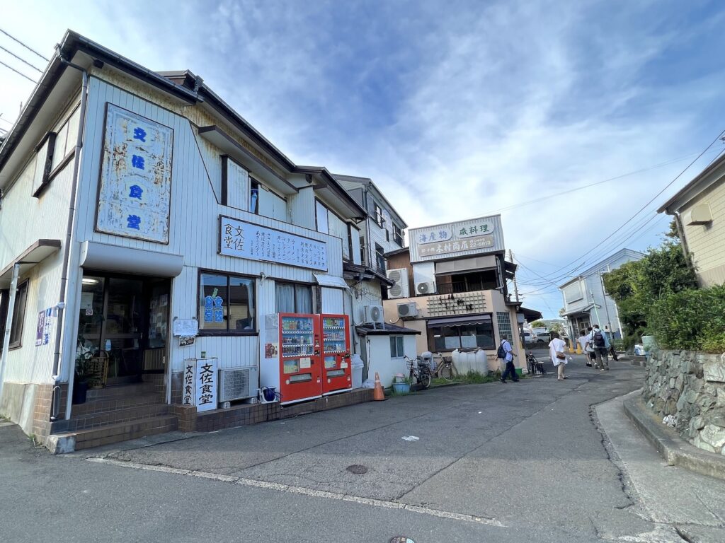 【うみまちダイアリーロケ地】文佐食堂と海産物魚料理の看板がある日本のレトロな街並み