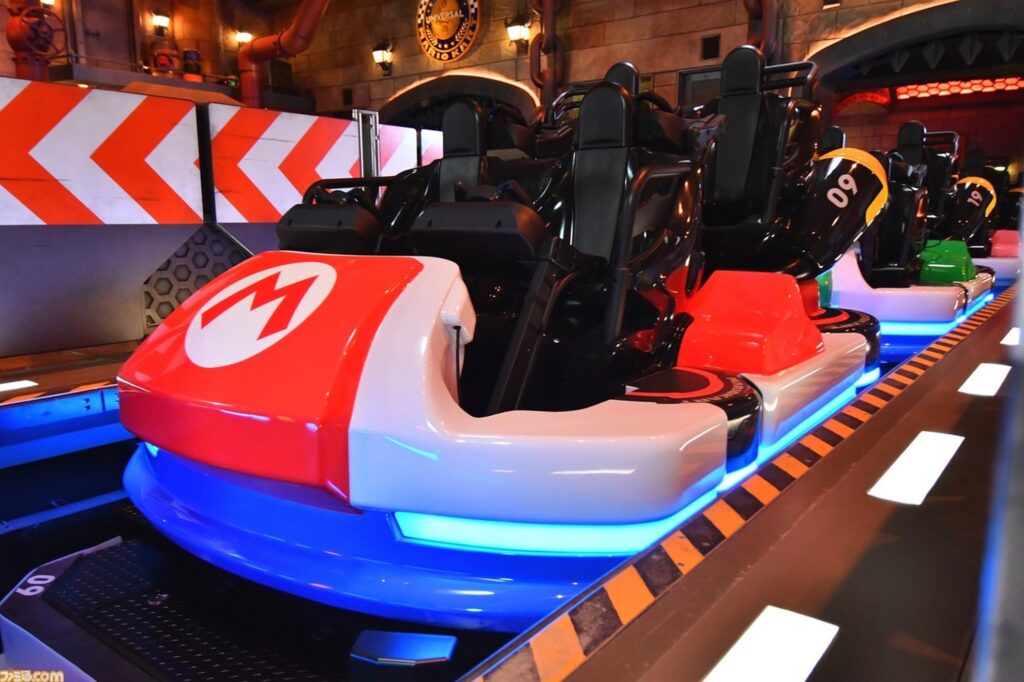 【USJマリオカートつまらない】USJのマリオカートアトラクションで運転している3人乗りのカートと周りの賑やかな背景