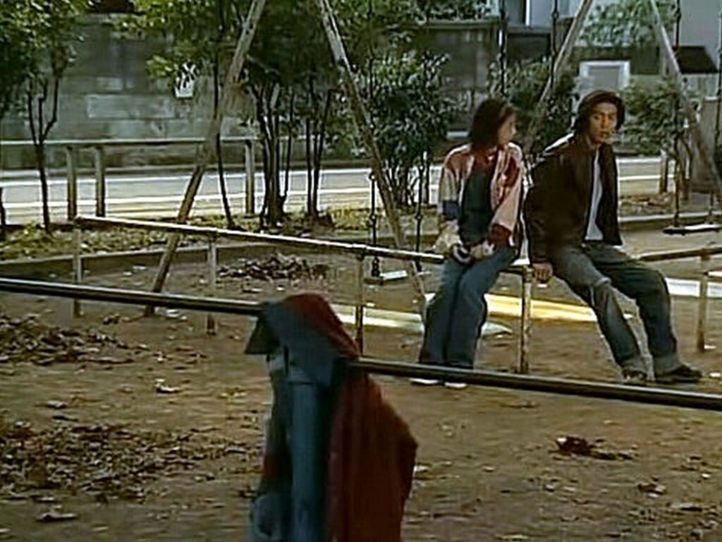 【若者のすべて ロケ地】公園の遊具の棒に並んで座る男女