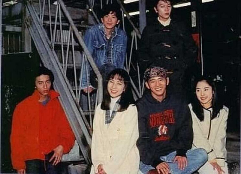 【若者のすべて ロケ地】木村拓哉広末涼子酒井美紀ら出演者たちが階段前で笑顔を見せる集合写真