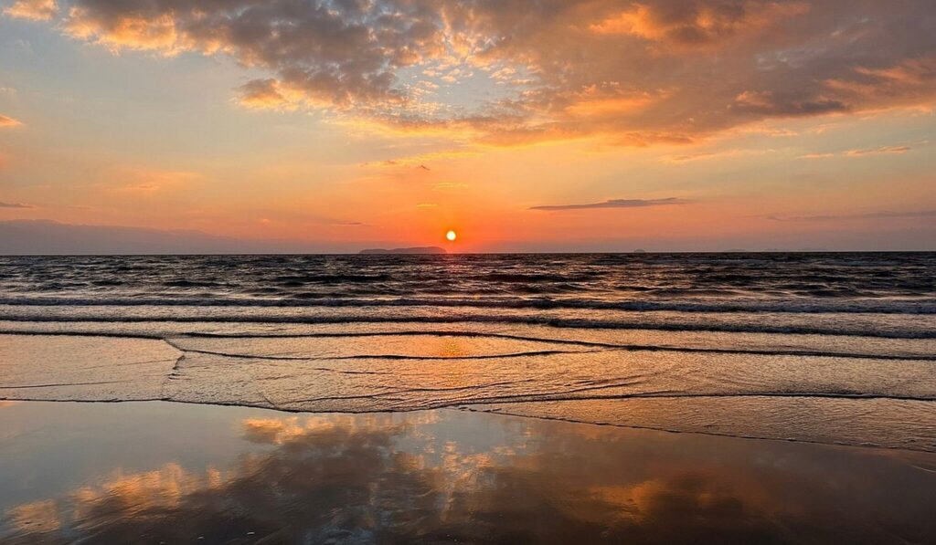 【Chichibugahama Beach】Sunset over the ocean with waves reflecting the orange sky on a sandy beach