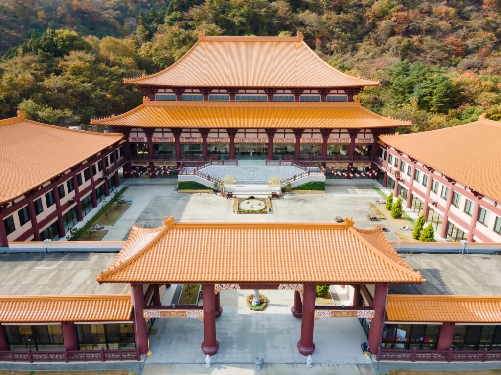 【法水寺キングダムロケ地】屋根がオレンジ色の大きな建物の上からの写真