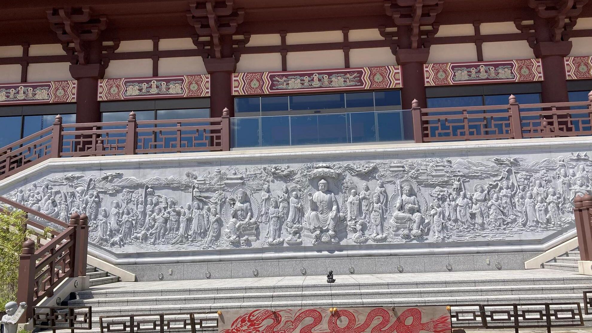 【法水寺キングダムロケ地】寺院の壁面に彫られた白い仏像のレリーフ
