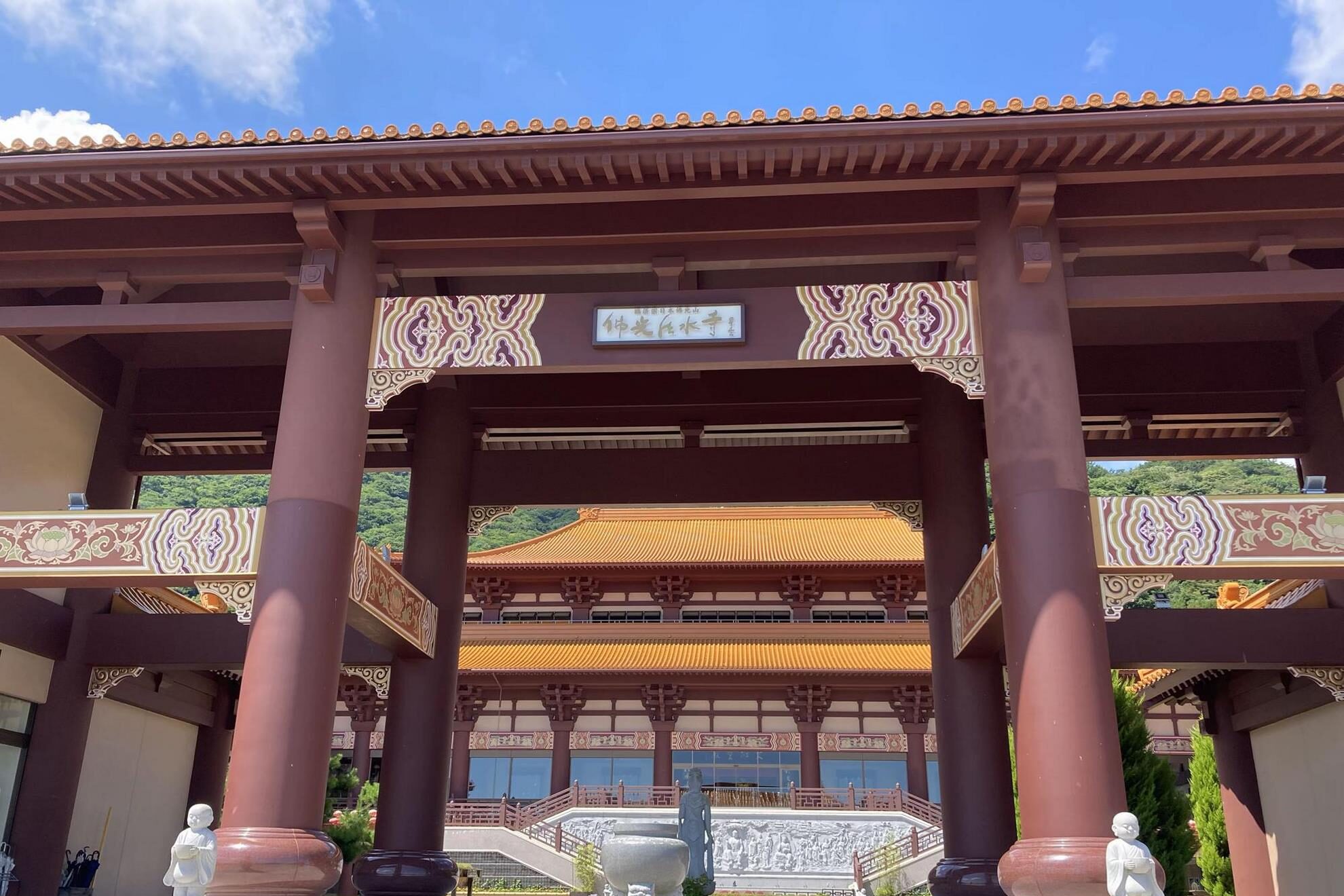 【法水寺キングダムロケ地】赤い柱と黄色い屋根の美しいお寺の門