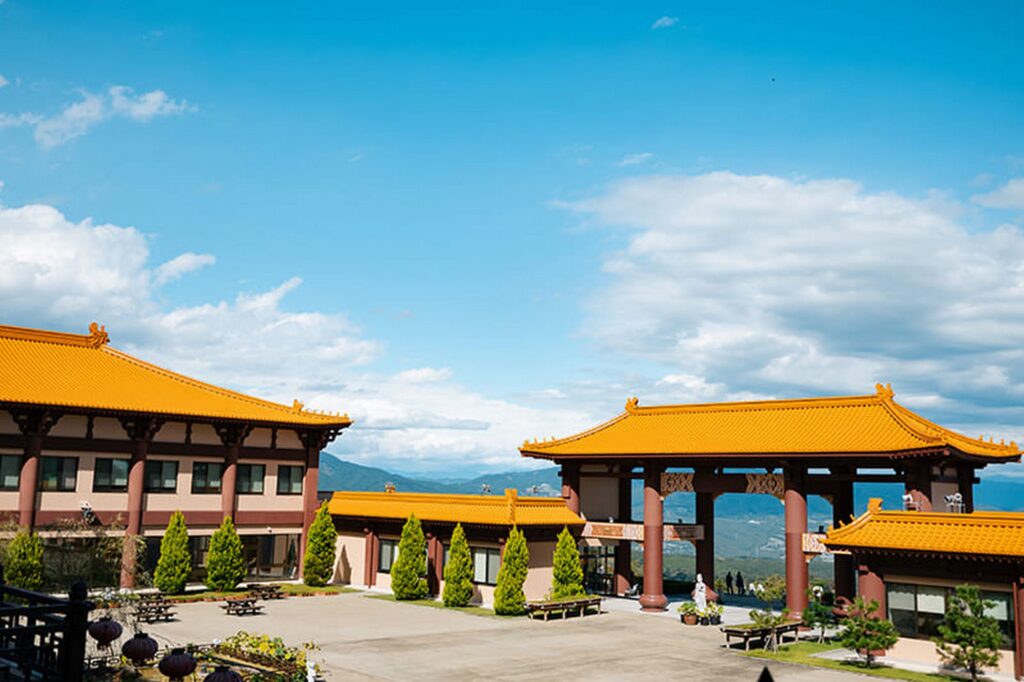 【法水寺キングダムロケ地】オレンジ色の屋根の建物と青空の風景