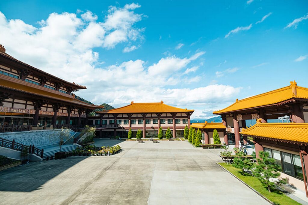 【法水寺キングダムロケ地】青空の下、オレンジ色の屋根の建物が並ぶ法水寺の風景